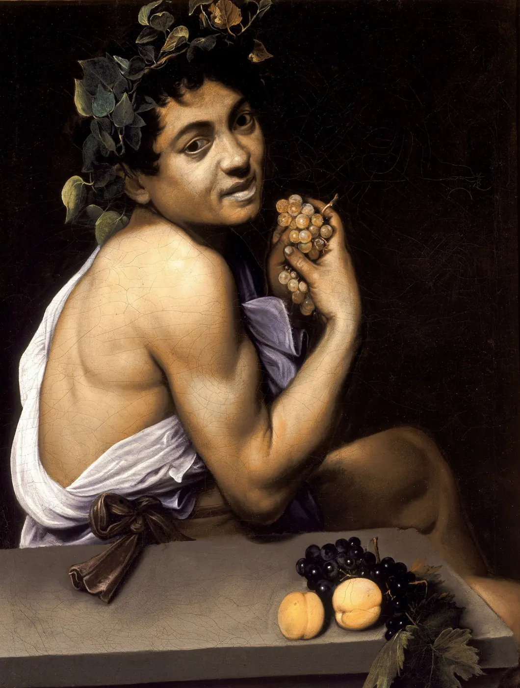 O Pequeno Baco Doente, de Caravaggio: um jovem de pele acinzentada, com uvas na mão, olhando de lado.