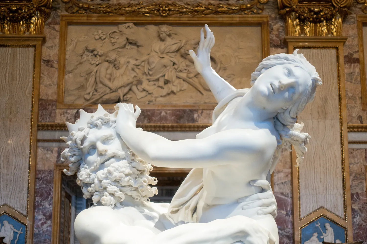 O Rapto de Proserpina, de Bernini, em detalhe: Proserpina afasta o rosto de Plutão com a mão.