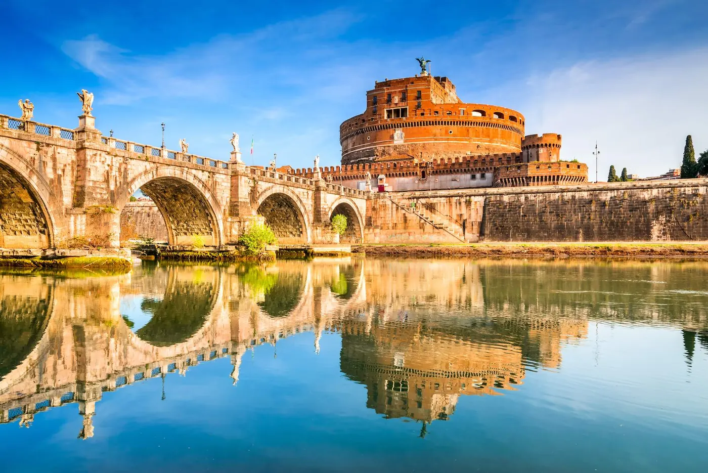 El Puente Sant'Angelo sobre el Tíber, con los ángeles de piedra alineados en el pretil y el Castillo de Sant'Angelo al fondo.